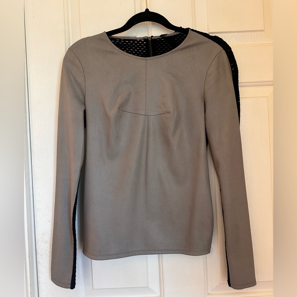 BCBG GREY TOP, SIZE XS, NEW CONDITION WORN 2 TIMES